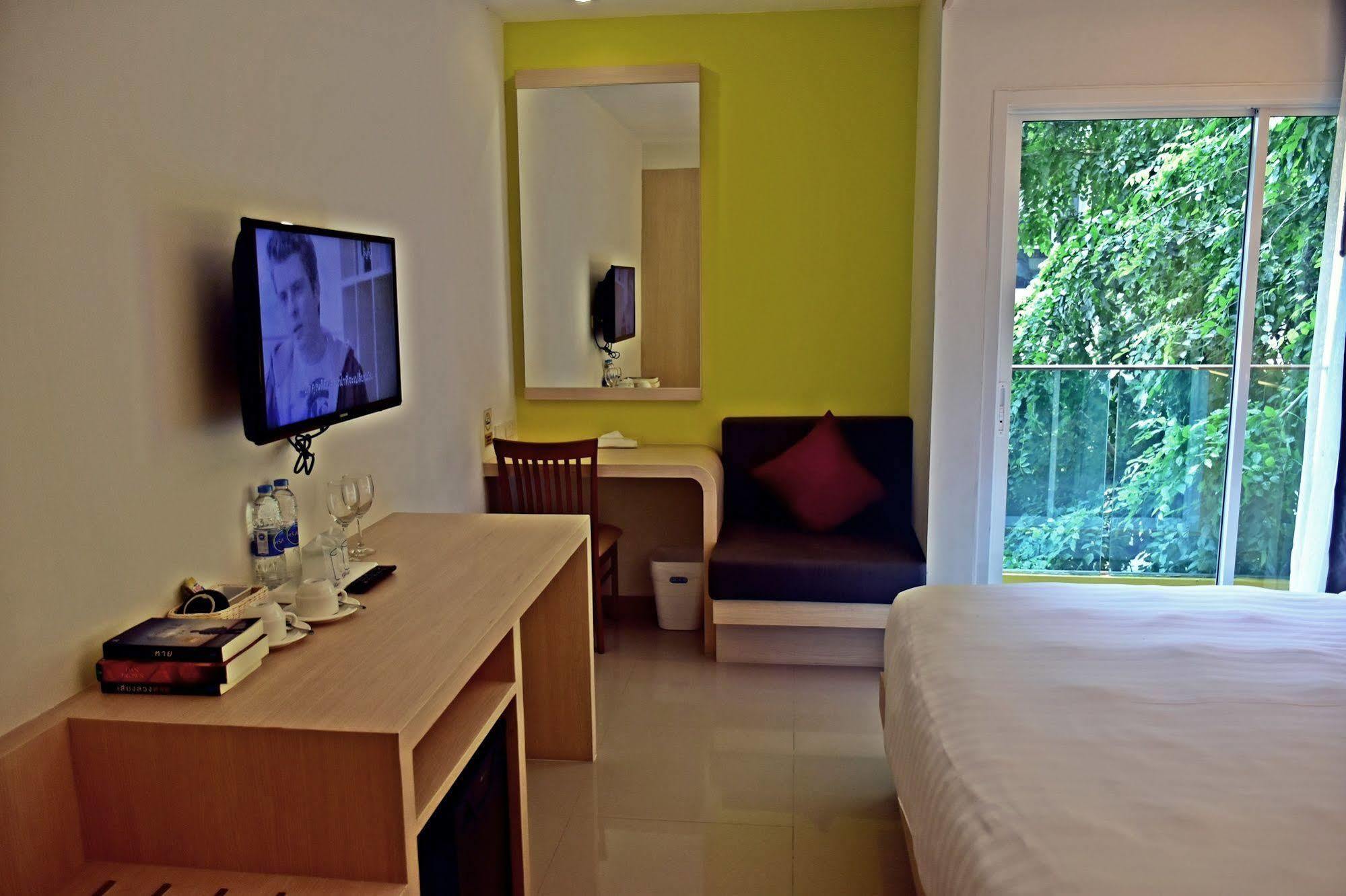 Ocean And Ole Patong Hotel Exterior photo