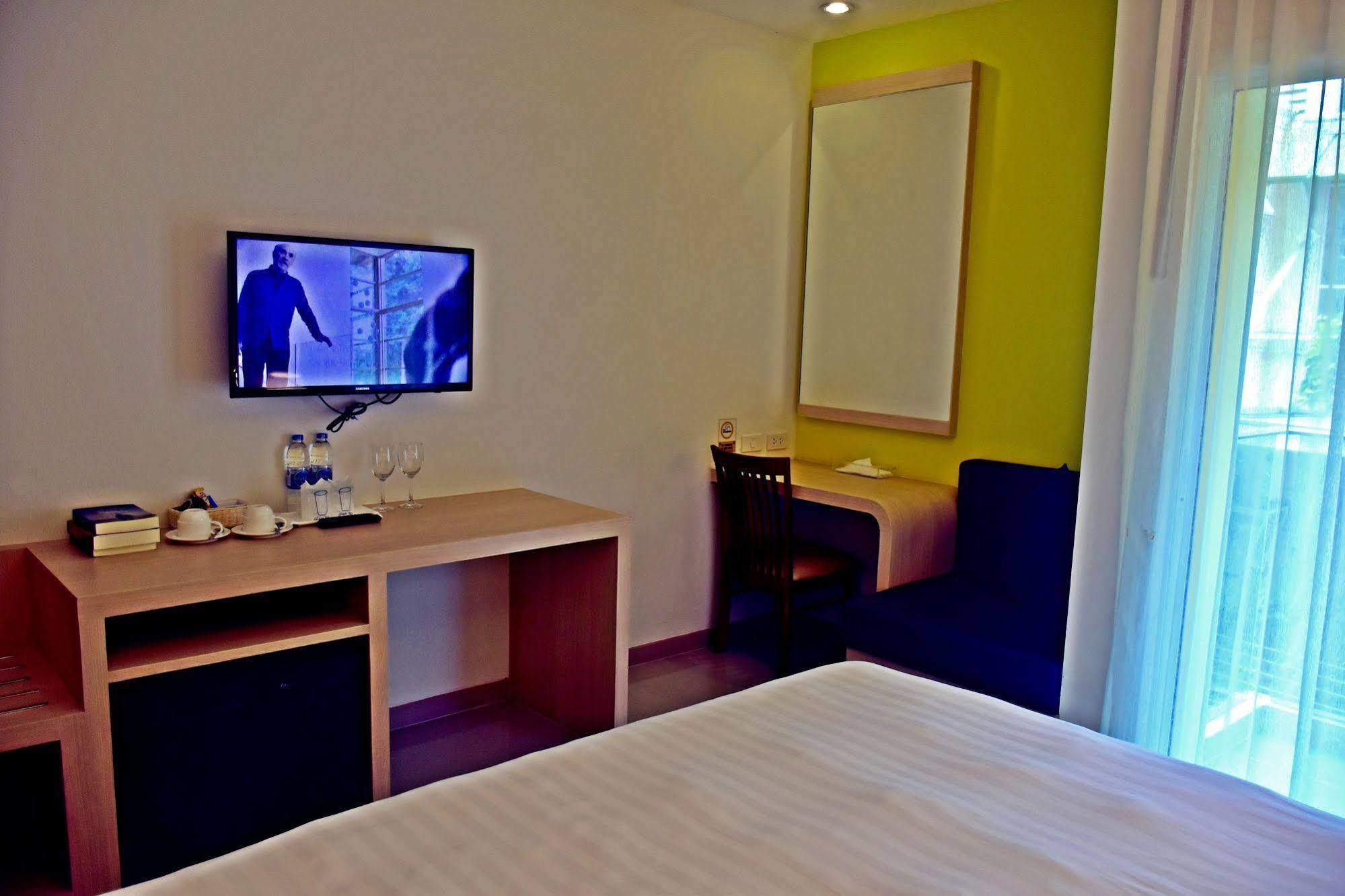 Ocean And Ole Patong Hotel Exterior photo