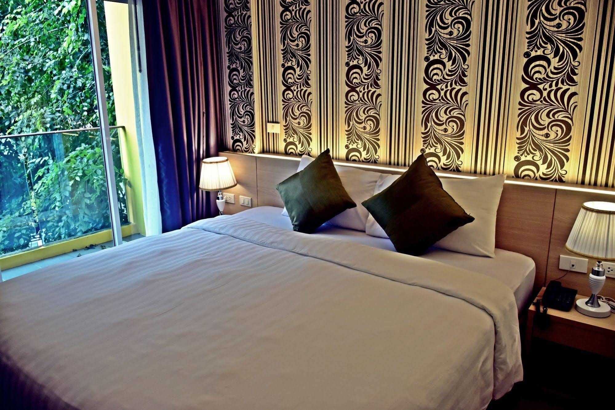 Ocean And Ole Patong Hotel Exterior photo