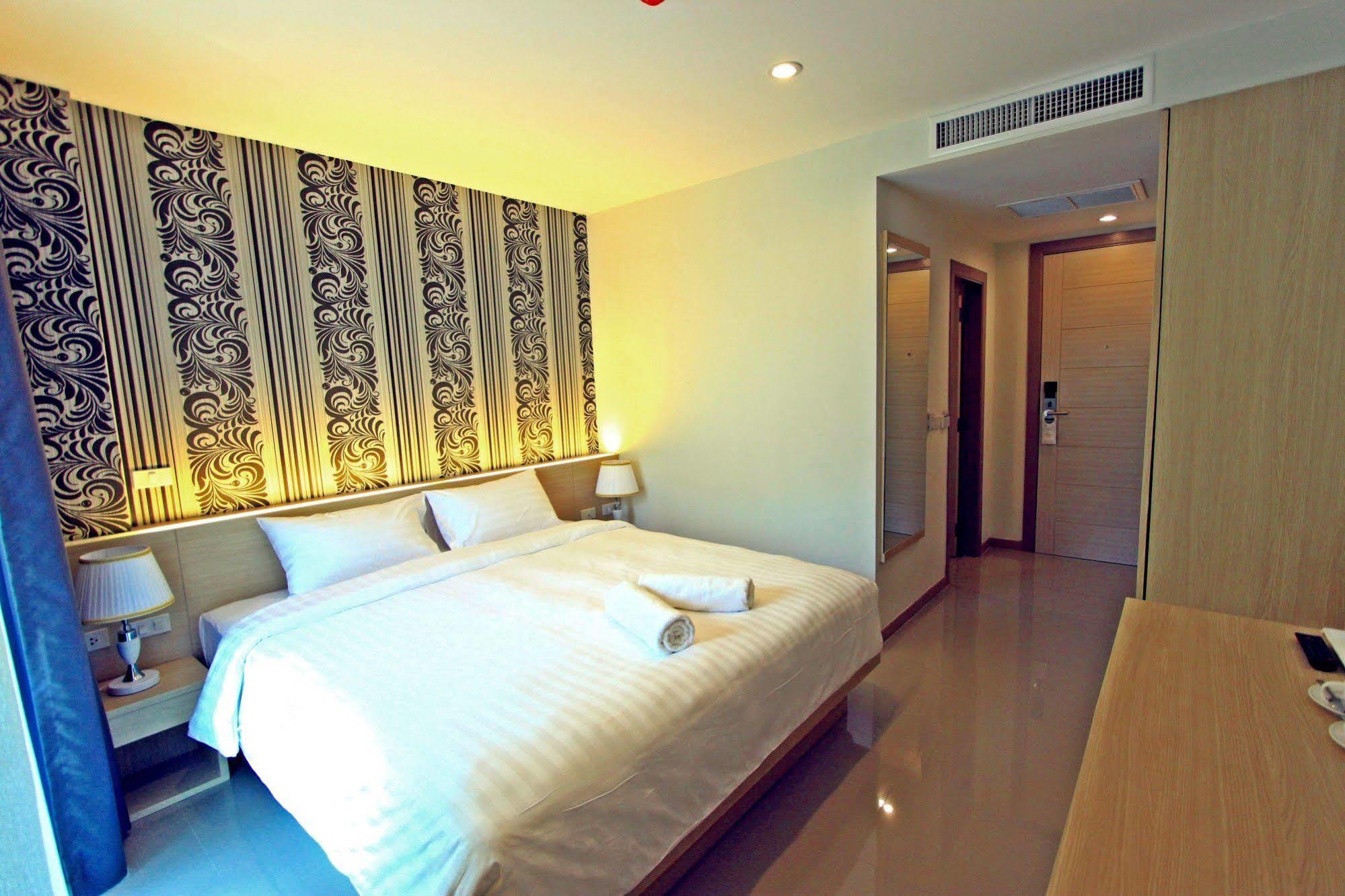 Ocean And Ole Patong Hotel Exterior photo